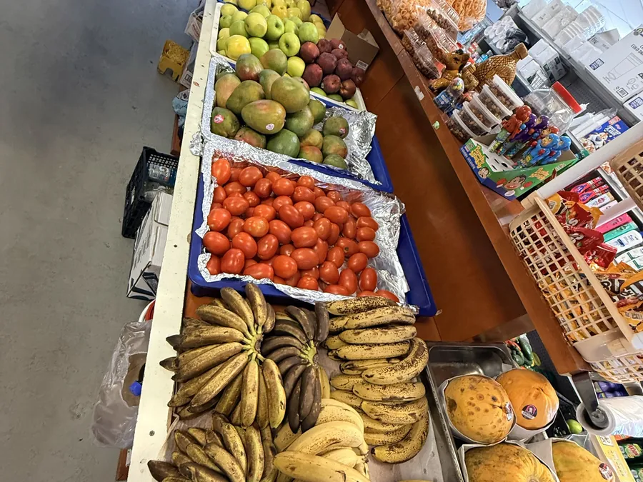 Fruta de temporada: mango, papaya, coco, piña y plátano